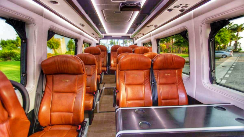 costa-deluxe-15-inside